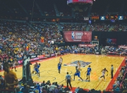 开云体育下载-浓眉哥率队上演惊天逆转，北京队压哨绝杀雄鹿震撼联盟