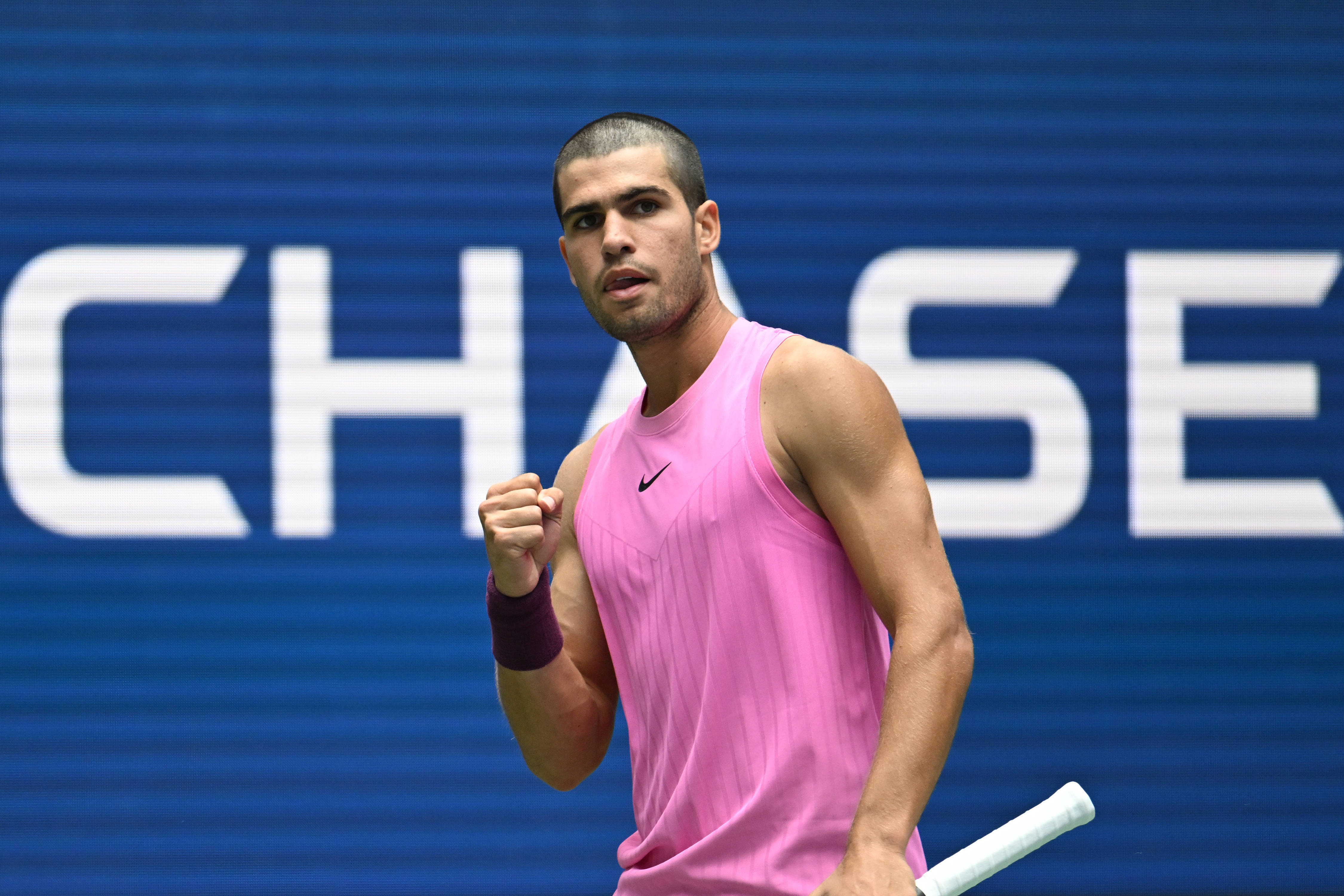 包含西班牙网球队逆转美国网球队，阿尔卡拉斯统治全场的词条