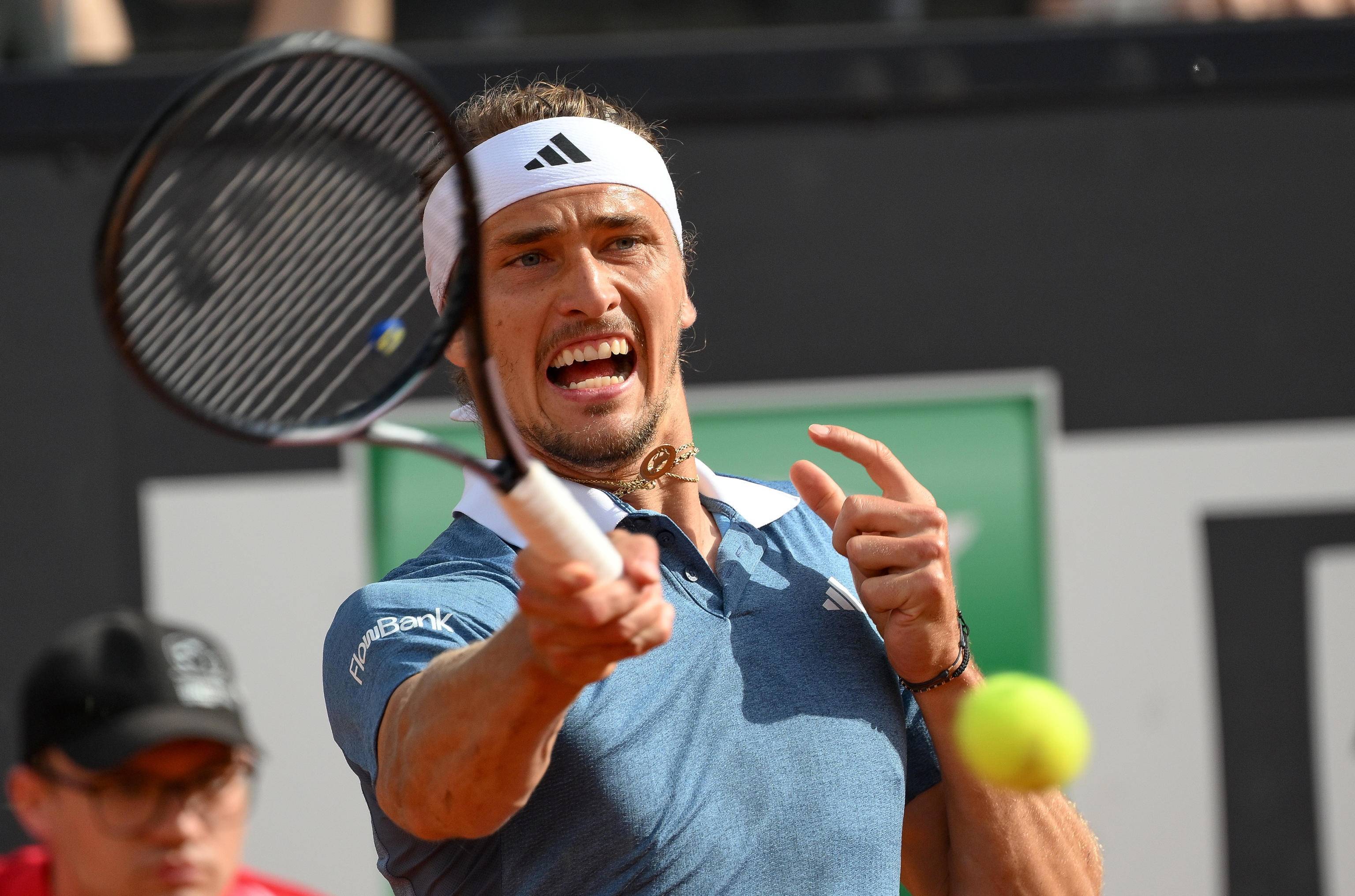 关于意大利网球队血洗法国网球队，兹维列夫高光表现的信息