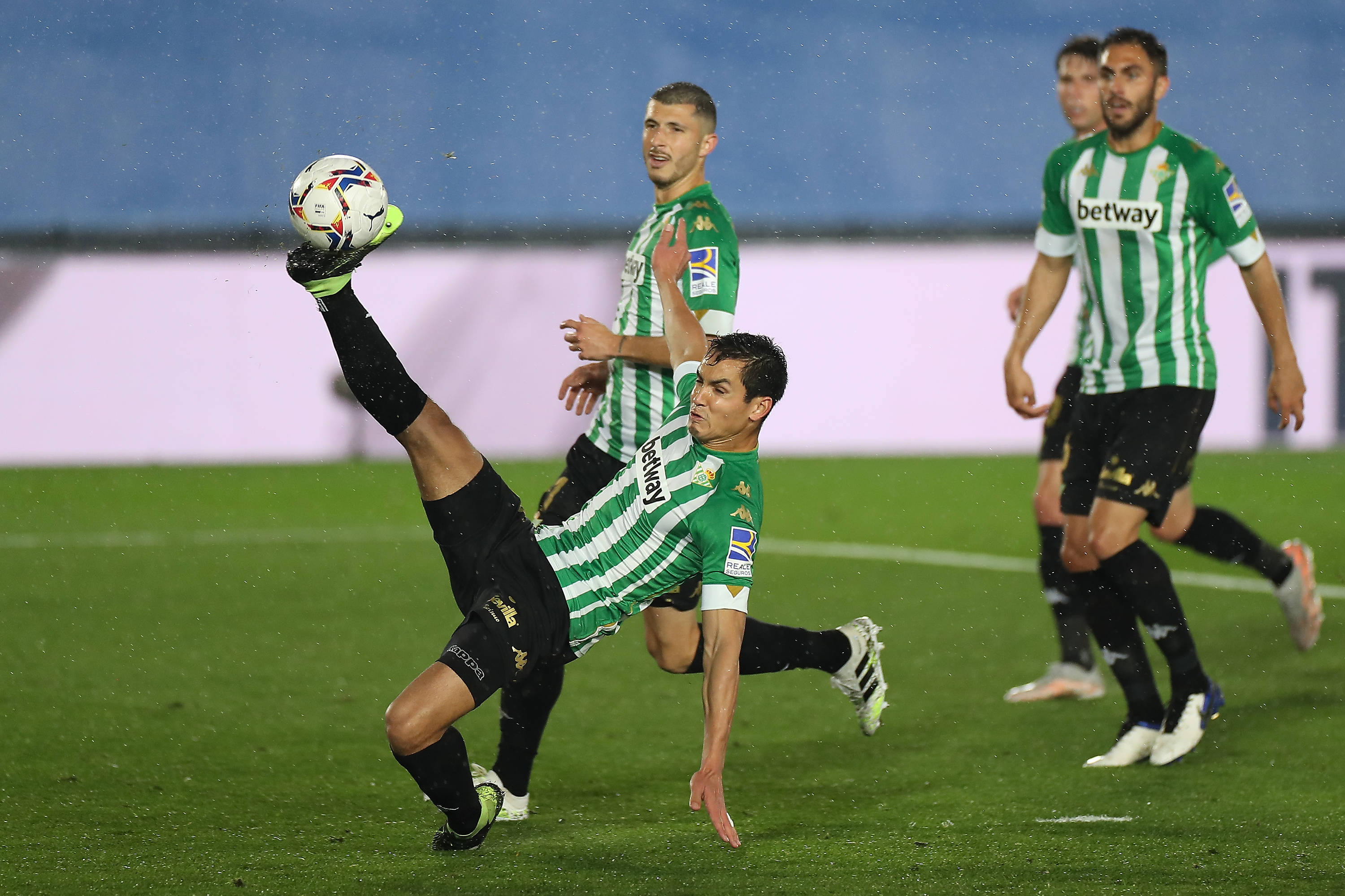 关于比利亚雷亚尔客场大胜，提升士气的信息