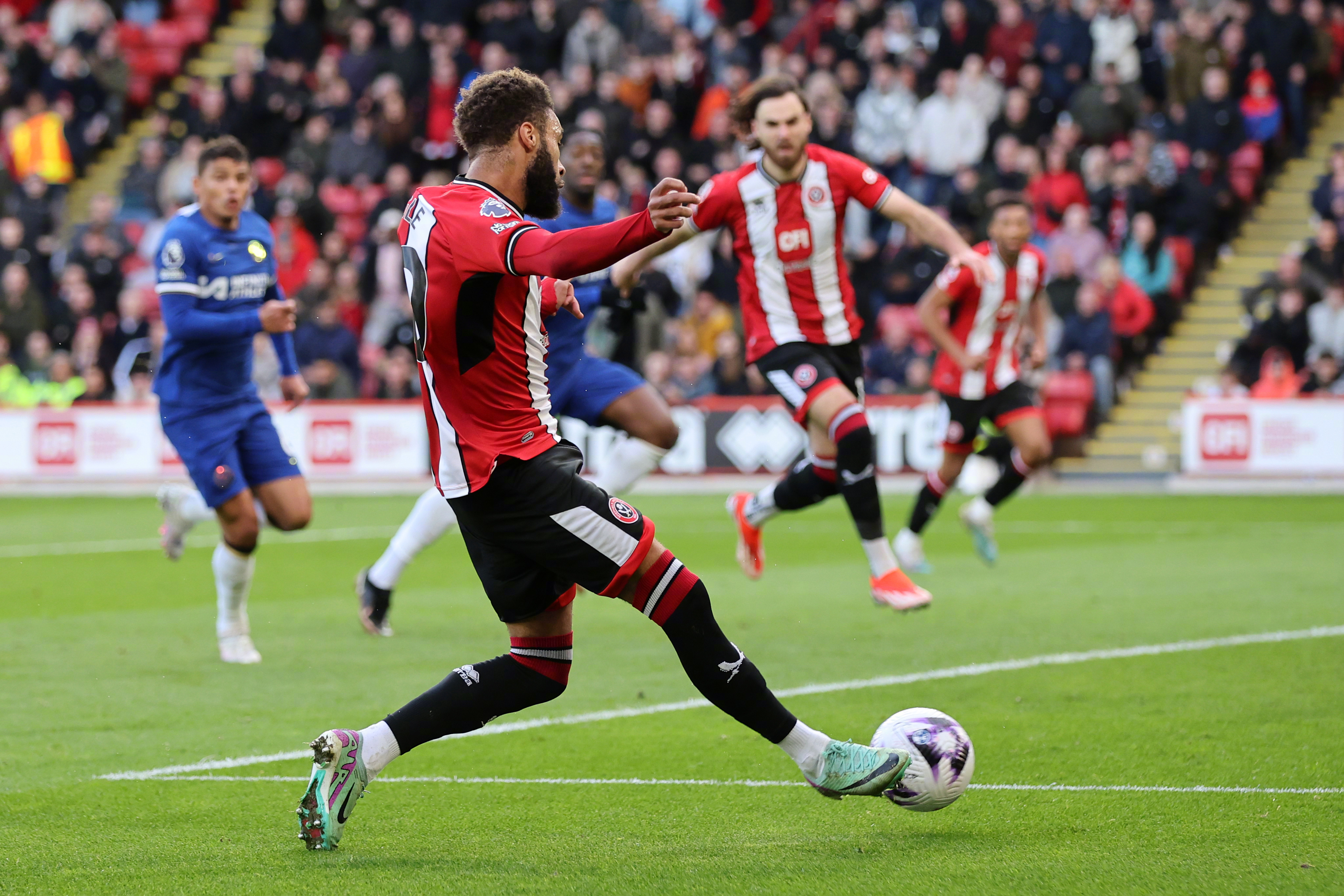 切尔西客场逆转伯恩利，继续领跑英超