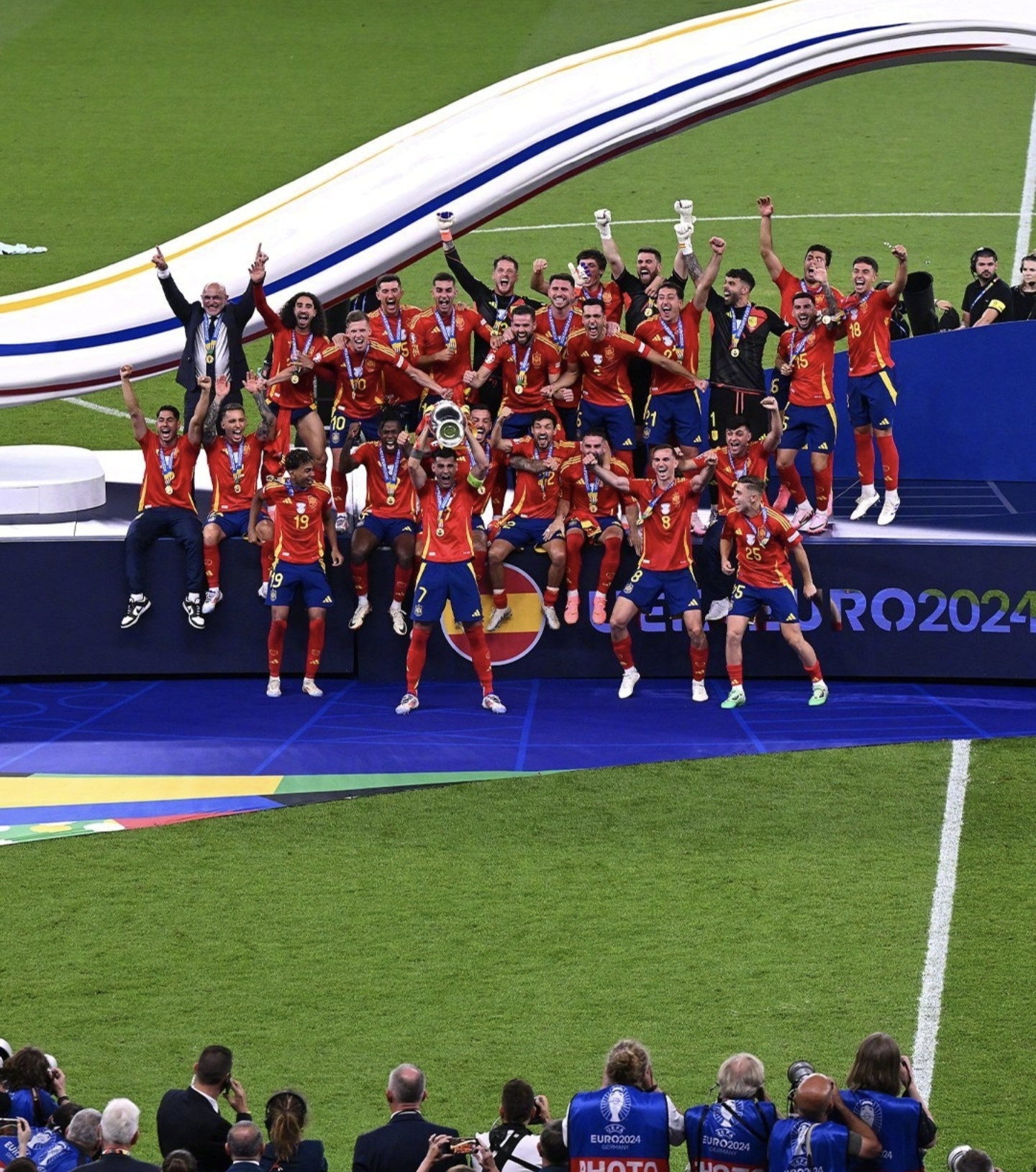 欧洲联赛引发球迷热情，球员争夺胜利