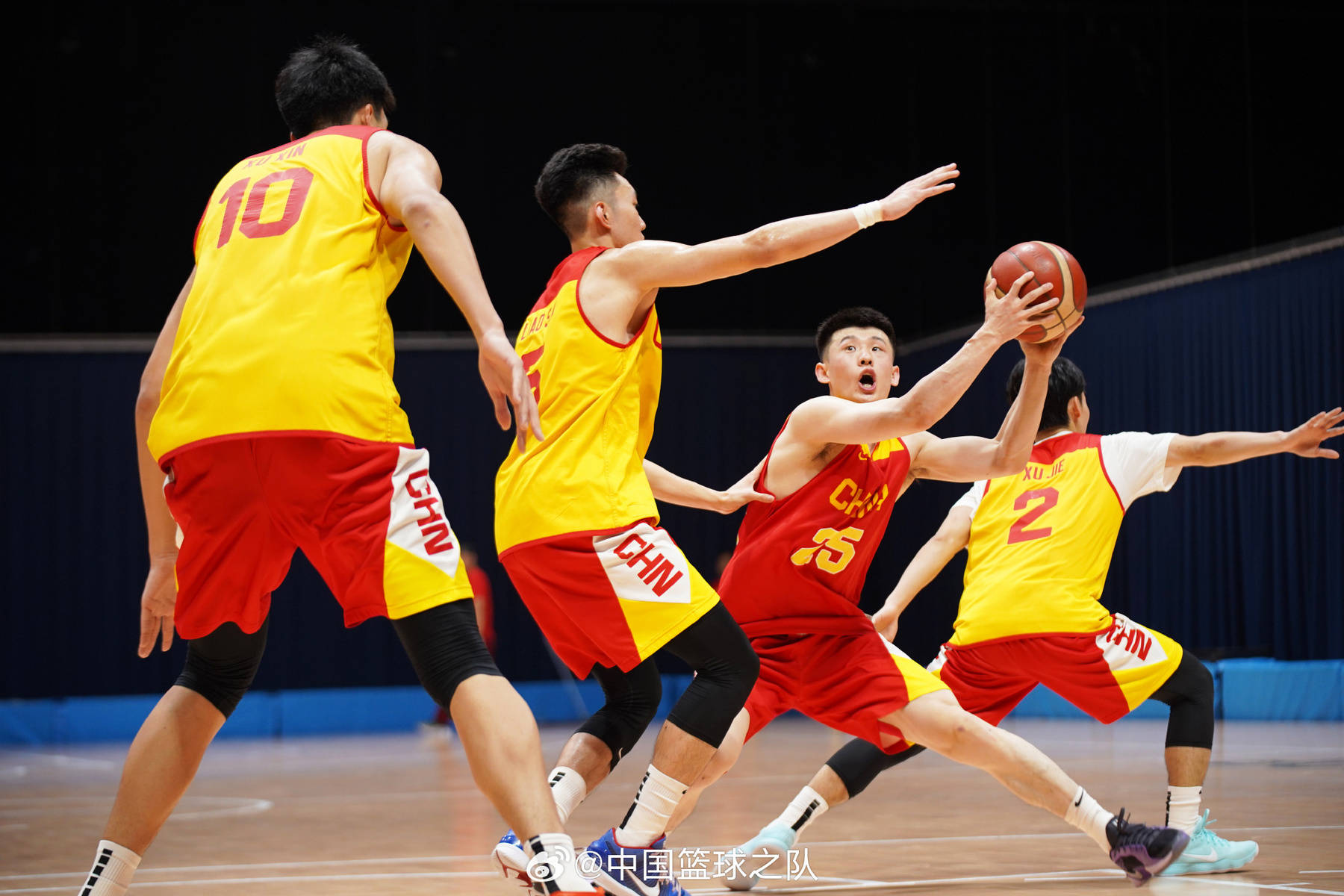 包含福建男篮奋力拼搏，向胜利冲刺的词条