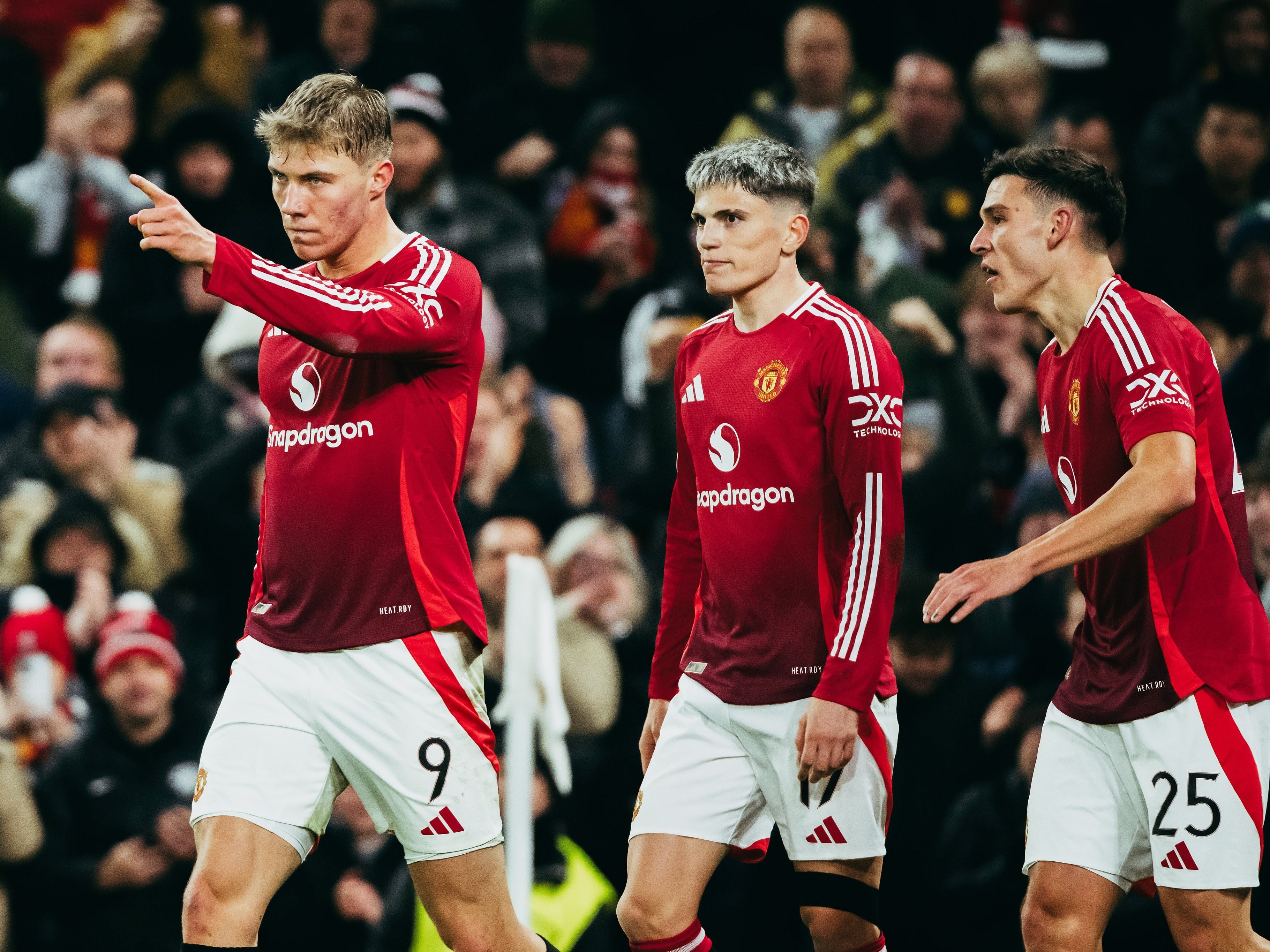 曼联客场击败对手，保持积分榜前列的简单介绍