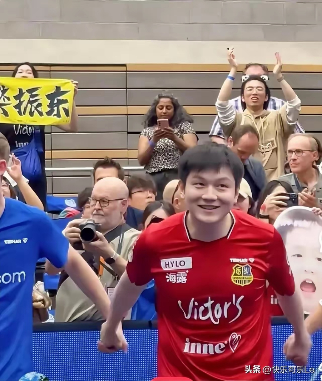 勇闯淘汰赛!球队逆袭晋级,球迷欢呼 勇闯淘汰赛!球队逆袭晋级,球迷欢呼