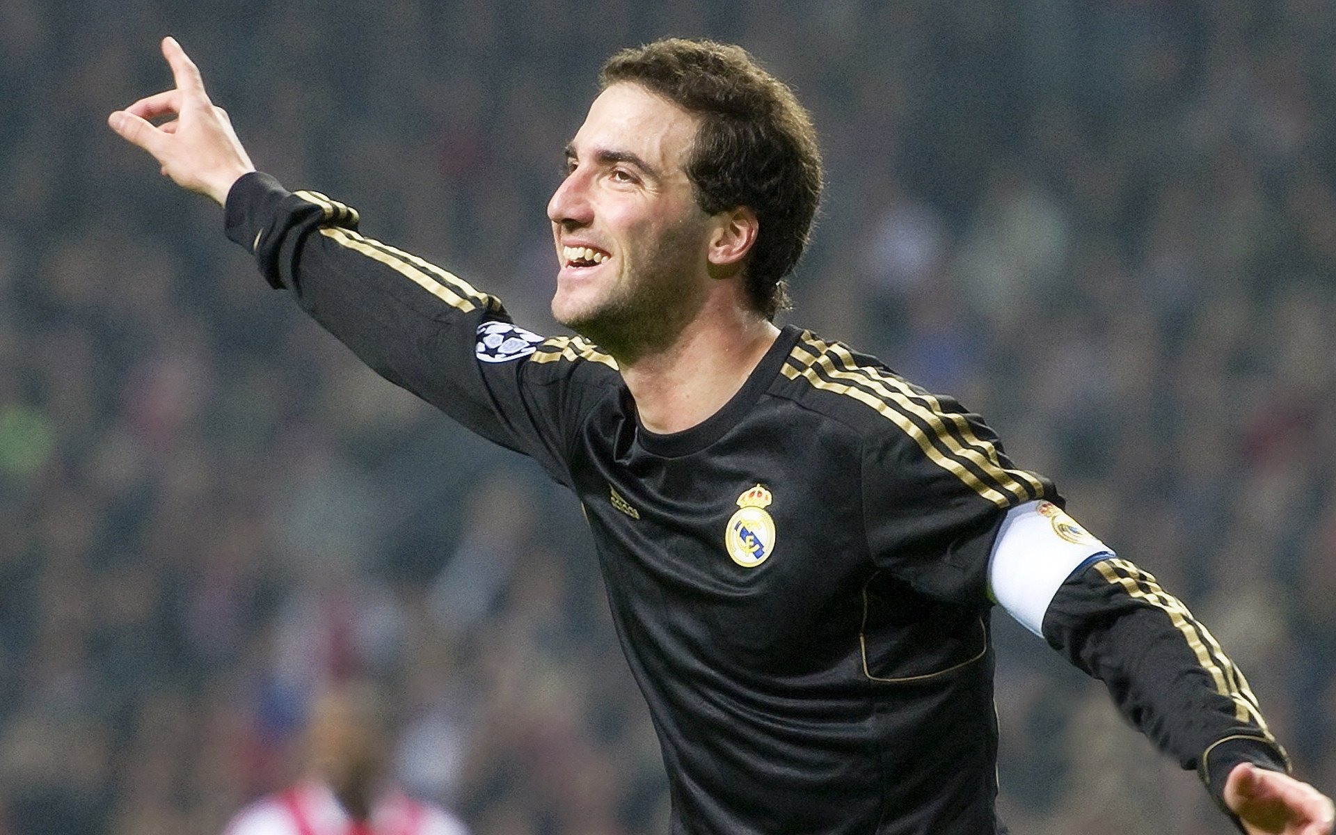 赛道上的孤勇者,拉文扛起全队,F1年度争冠之夜的不朽传奇