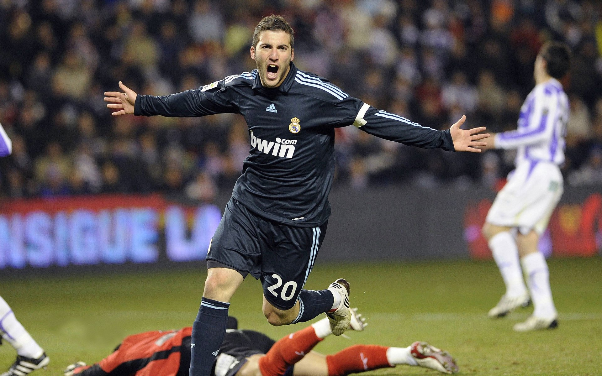 坎特状态火热导演逆转好戏，巴黎圣日耳曼翻盘国际米兰彰显欧冠底蕴